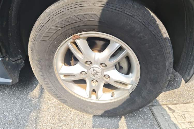 Used Roewe W5 2014 1.8T 2WD Automatic Tharu Special Edition Right Front Wheel Hub
