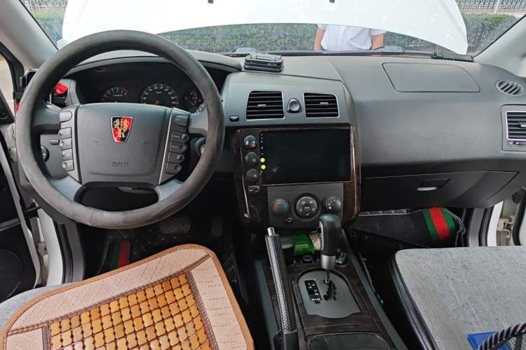 Used Roewe W5 2014 1.8T 2WD Automatic Tharu Special Edition Center Console