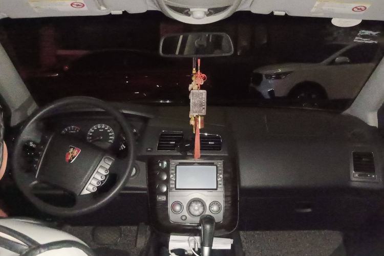 Used Roewe W5 2014 1.8T 2WD Automatic Tharu Special Edition Center Console