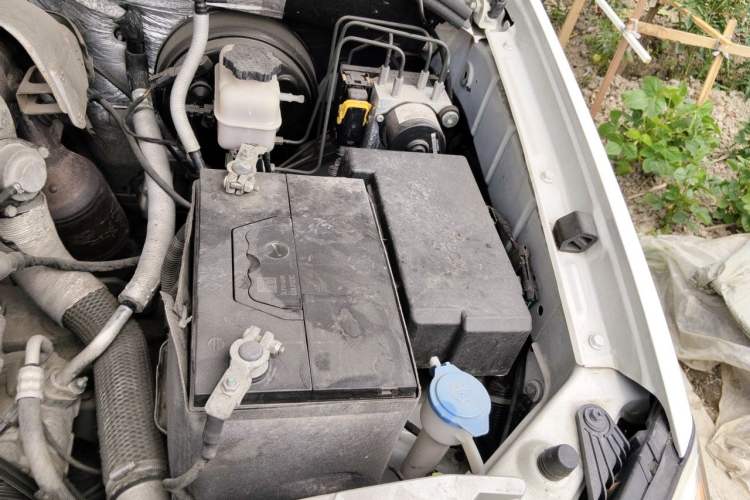 Used Roewe W5 2014 1.8T 2WD Automatic Tharu Special Edition Engine Bay Left