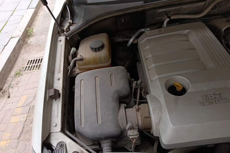 Used Roewe W5 2014 1.8T 4WD Automatic Haoyu Special Edition Engine Bay Right