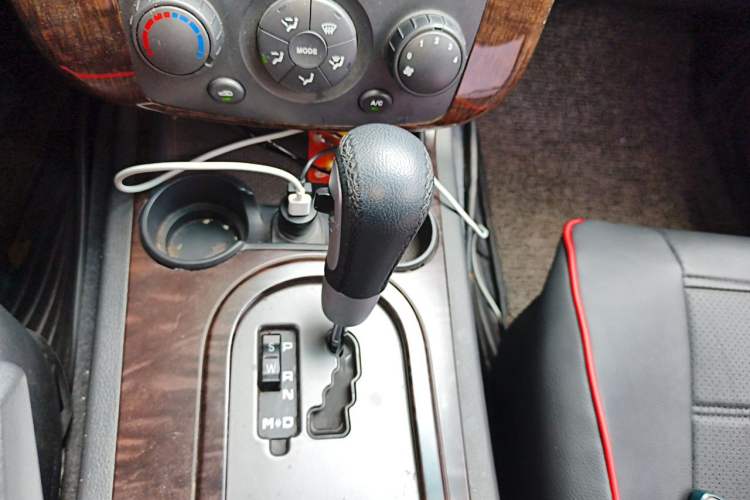 Used Roewe W5 2014 1.8T 2WD Automatic Tharu Special Edition Gear Lever