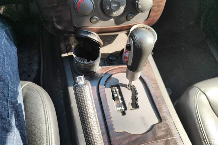 Used Roewe W5 2014 1.8T 2WD Automatic Tharu Special Edition Gear Lever