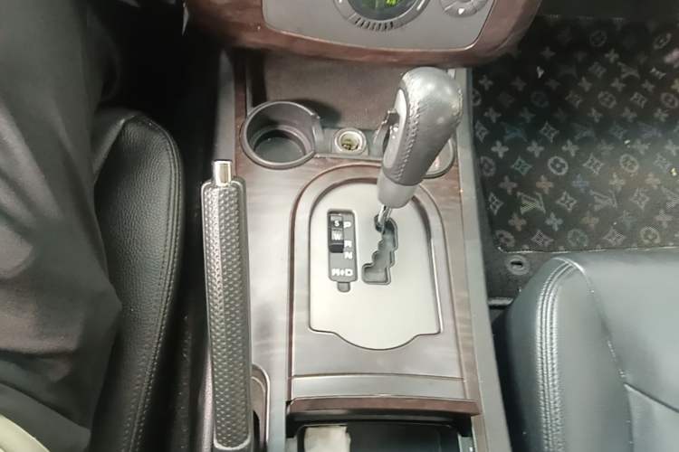 Used Roewe W5 2014 1.8T 4WD Automatic Haoyu Special Edition Gear Lever