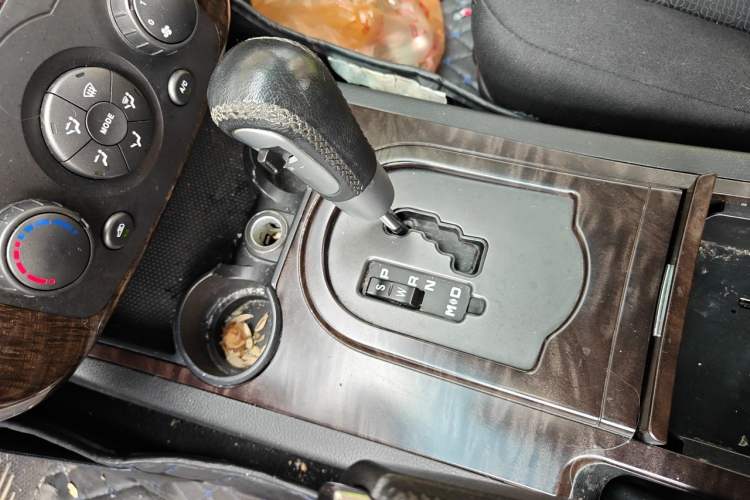Used Roewe W5 2014 1.8T 2WD Automatic Tharu Special Edition Gear Lever
