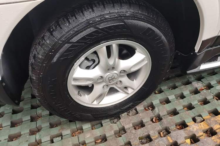 Used Roewe W5 2014 1.8T 2WD Automatic Tharu Special Edition Left Front Wheel Hub