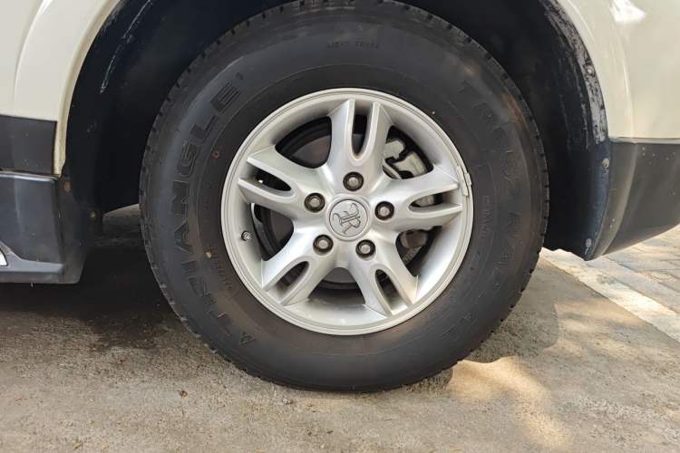 Used Roewe W5 2014 1.8T 2WD Automatic Tharu Special Edition Right Front Wheel Hub