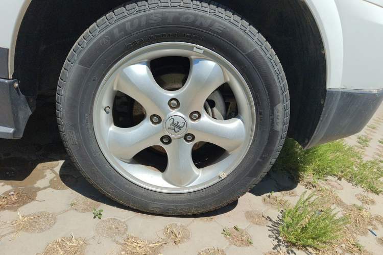 Used Roewe W5 2014 1.8T 4WD Automatic Haoyu Special Edition Right Front Wheel Hub