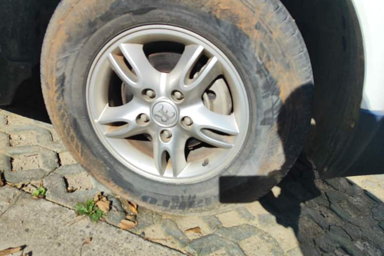 Used Roewe W5 2014 1.8T 2WD Automatic Tharu Special Edition Right Front Wheel Hub