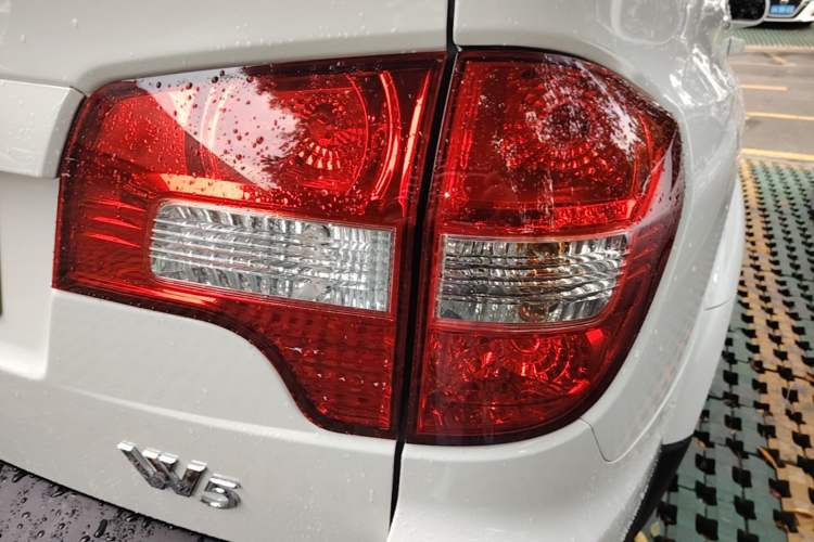 Used Roewe W5 2014 1.8T 2WD Automatic Tharu Special Edition Right Rear Taillight