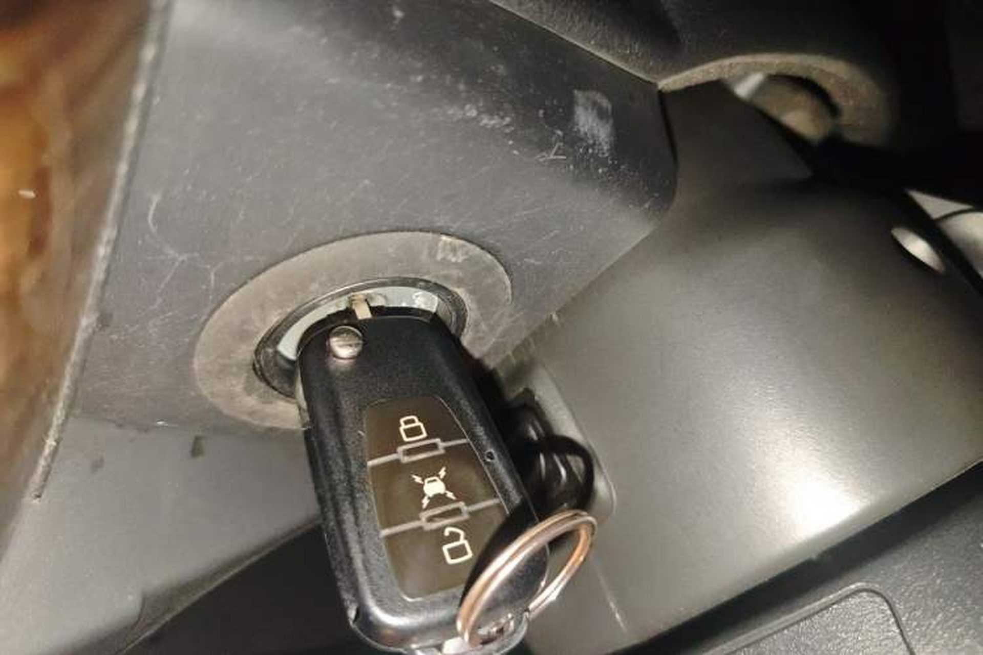 Used Roewe W5 2014 1.8T 2WD Automatic Tharu Special Edition Vehicle Key
