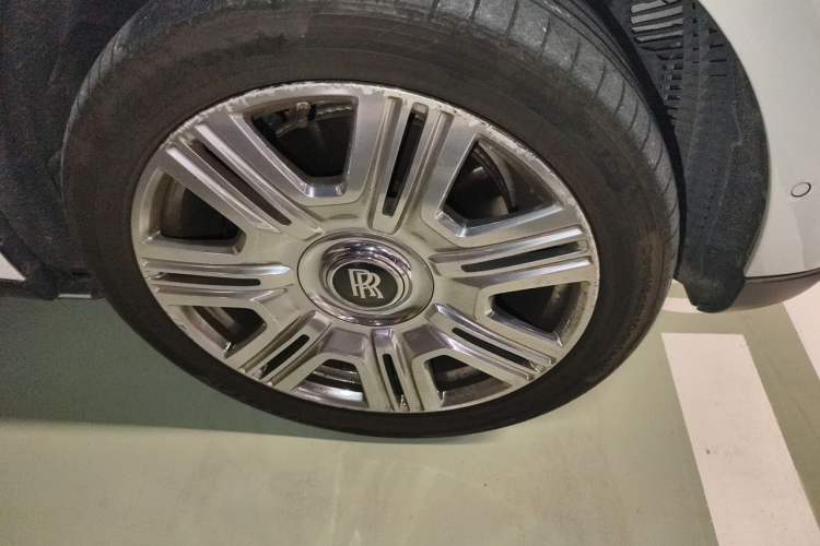 Used Rolls-Royce Cullinan 2018 Four-Seat Version Right Front Wheel Hub
