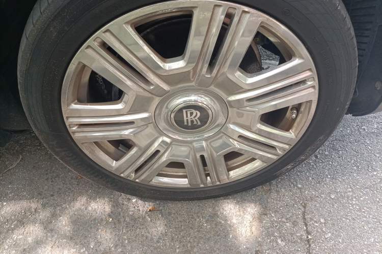 Used Rolls-Royce Cullinan 2020 Black Badge model Right Front Wheel Hub