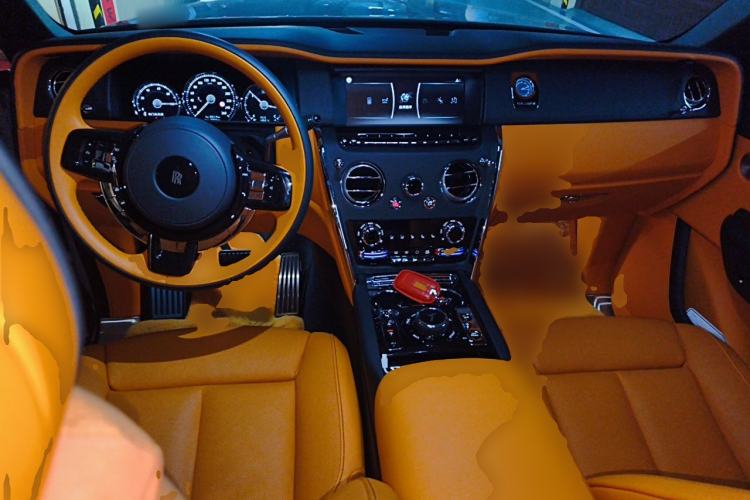 Used Rolls-Royce Cullinan 2024 Four-Seat Version Center Console