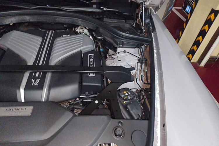 Used Rolls-Royce Cullinan 2024 Four-Seat Version Engine Bay Left