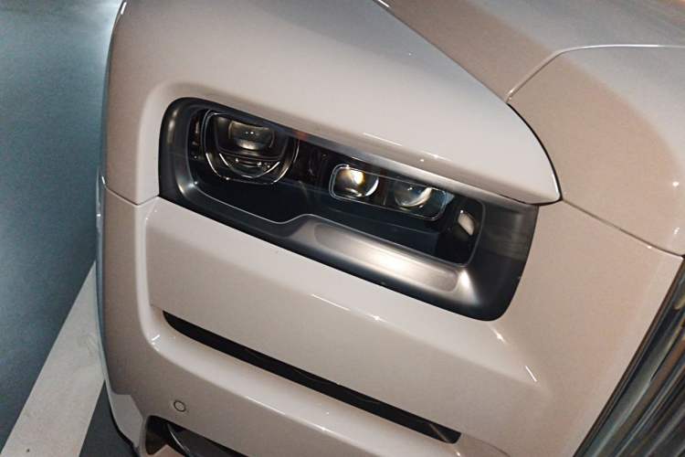 Used Rolls-Royce Cullinan 2024 Four-Seat Version Right Front Headlight