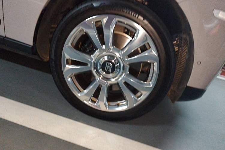 Used Rolls-Royce Cullinan 2024 Four-Seat Version Right Front Wheel Hub