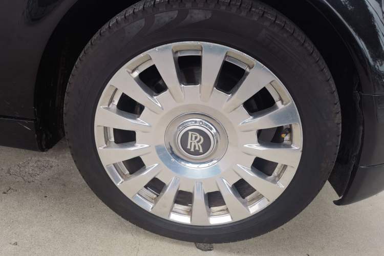 Used Rolls-Royce Phantom 2007 6.7L Two-Door Coupe 101EX Right Front Wheel Hub