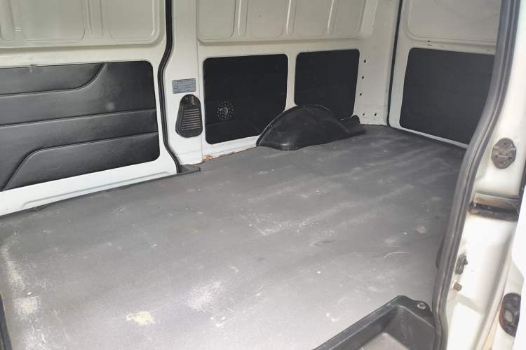 Used Ruichi EC35 2020 EC35 II Long-Range Version 41.86 kWh Left Rear Seat