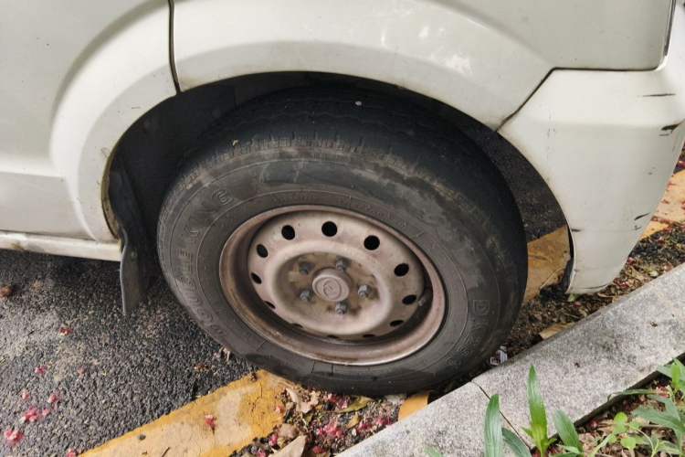 Used Ruichi EC35 2020 EC35 II Standard Edition 38.7 kWh Right Front Wheel Hub