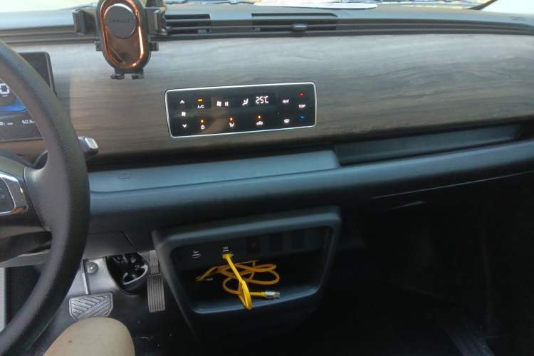 Used Ruichi EC75 2025 Model Passenger Vehicle Smart Driving Edition Pioneer I 41.5 kWh Audio And AC Panel