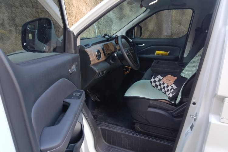 Used Ruichi EC75 2025 Model Passenger Vehicle Smart Driving Edition Pioneer I 41.5 kWh Driver Seat