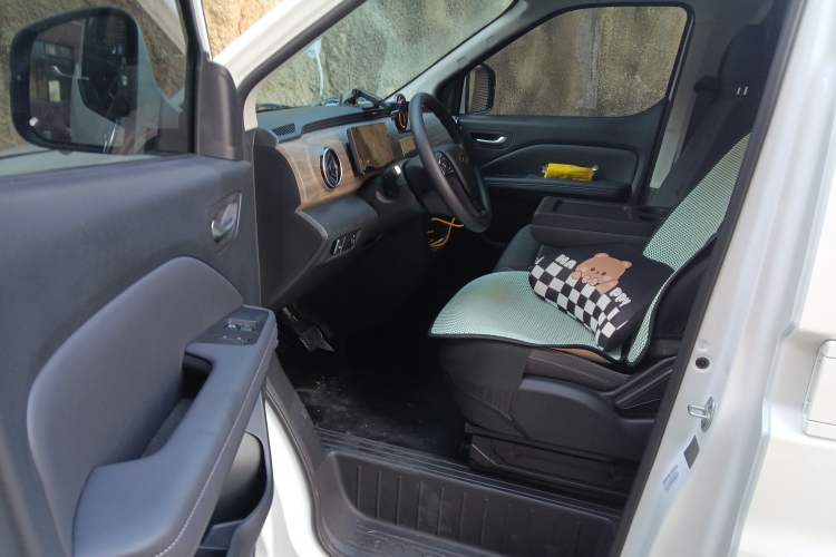 Used Ruichi EC75 2025 Model Passenger Vehicle Smart Driving Edition Pioneer I 41.5 kWh Left Front Seat