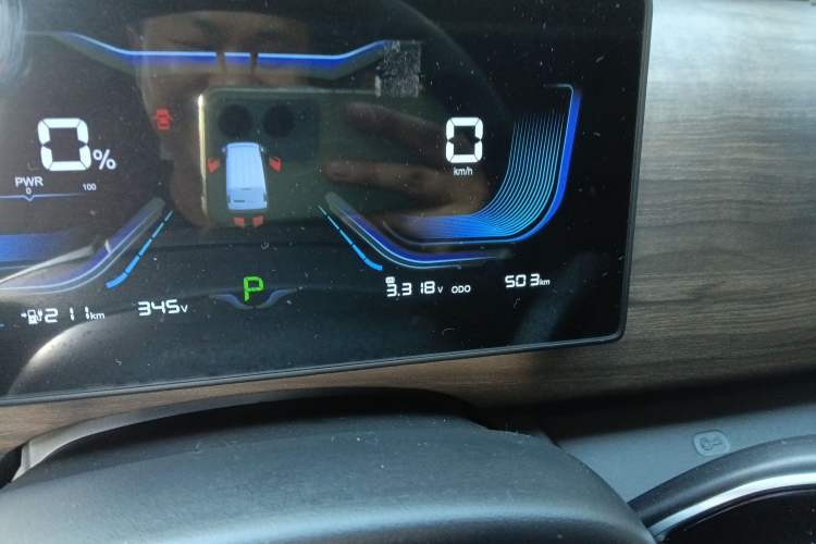 Used Ruichi EC75 2025 Model Passenger Vehicle Smart Driving Edition Pioneer I 41.5 kWh Odometer Close Up
