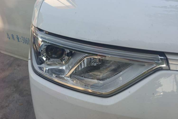 Used Ruichi EC75 2023 Pioneer Model I 41.85 kWh Right Front Headlight