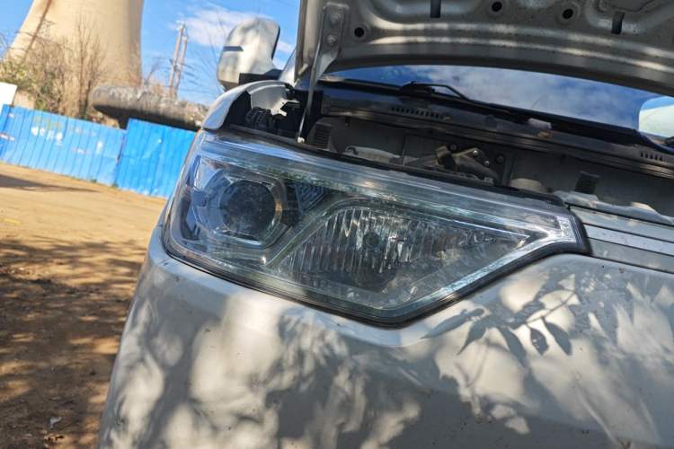Used Ruichi EC75 2023 Pioneer II Model 41.86 kWh Right Front Headlight