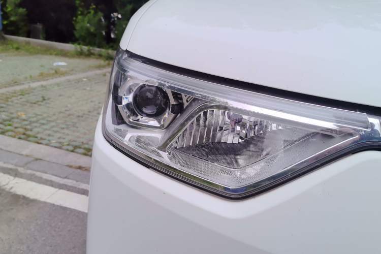 Used Ruichi EC75 2024 Pioneer Model I 50.38 kWh Right Front Headlight