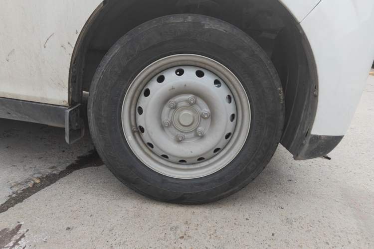 Used Ruichi EC75 2024 Beyond Edition I 50.38 kWh Right Front Wheel Hub