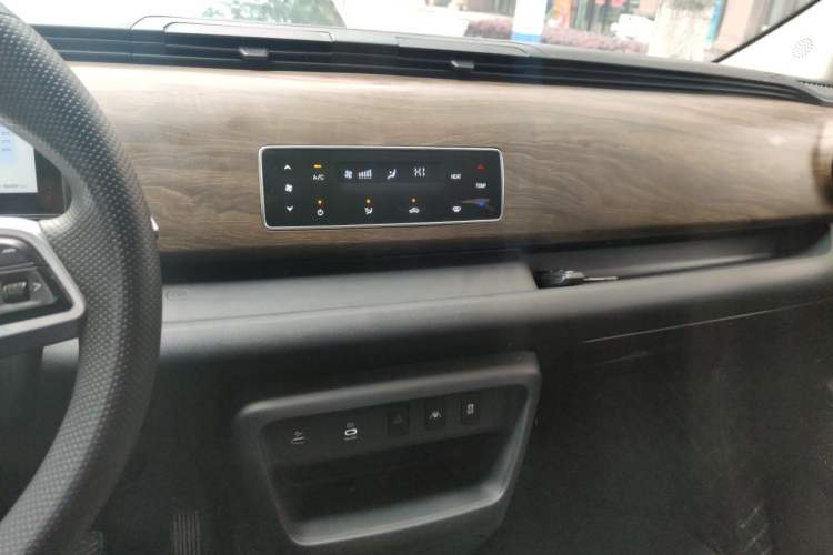 Used Ruichi EC75 2025 Model Passenger Vehicle Smart Driving Ultra-Charging Edition, Pioneer Type I, 52.16 kWh Audio And AC Panel