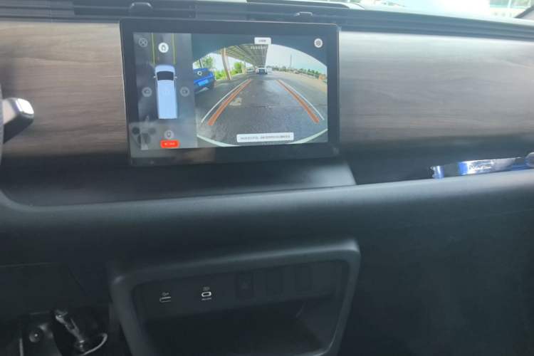 Used Ruichi EC75 2025 Model Freight Vehicle Smart Driving Ultra-Charging Edition Superior I 52.16 kWh Audio And AC Panel