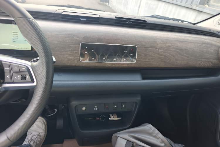 Used Ruichi EC75 2025 Model Passenger Vehicle Smart Driving Ultra-Charging Edition Pioneer II 50.1 kWh Audio And AC Panel