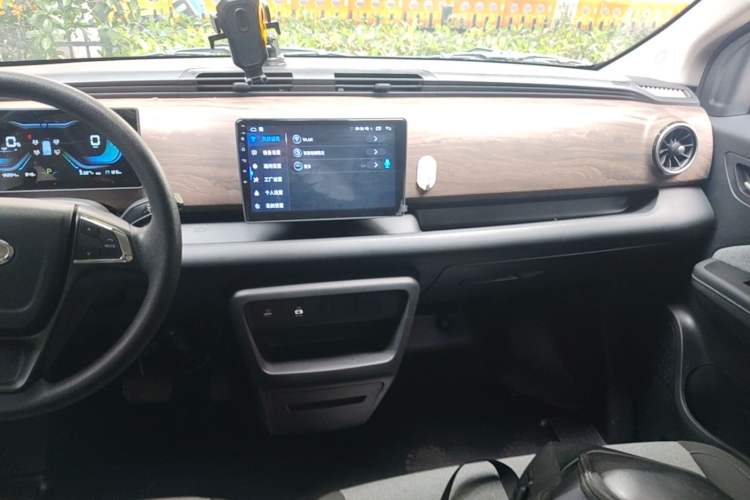 Used Ruichi EC75 2025 Model Passenger Vehicle Smart Driving Ultra-Charging Edition, Pioneer Type I, 52.16 kWh Audio And AC Panel