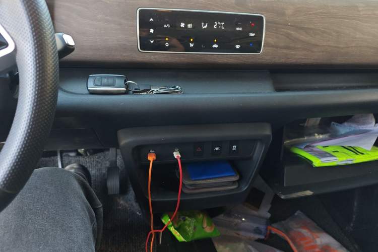 Used Ruichi EC75 2025 Model Passenger Vehicle Smart Driving Ultra-Charging Edition, Pioneer Type I, 52.16 kWh Audio And AC Panel