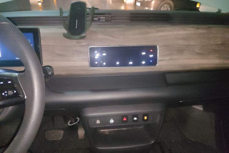 Used Ruichi EC75 2025 Model Passenger Vehicle Smart Driving Ultra-Charging Edition, Pioneer Type I, 52.16 kWh Audio And AC Panel