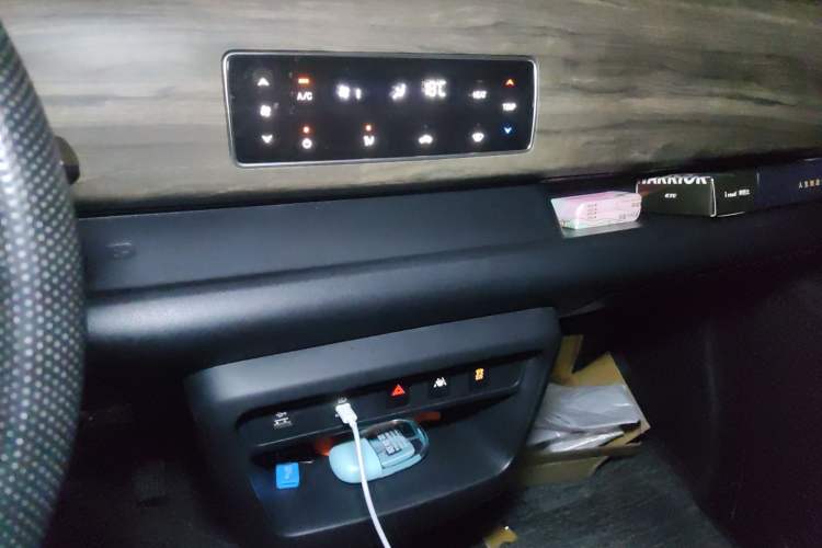 Used Ruichi EC75 2025 Model Passenger Vehicle Smart Driving Ultra-Charging Edition, Pioneer Type I, 52.16 kWh Audio And AC Panel