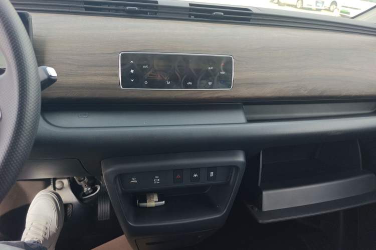 Used Ruichi EC75 2025 Model Passenger Vehicle Smart Driving Ultra-Charging Edition, Pioneer Type I, 52.16 kWh Audio And AC Panel