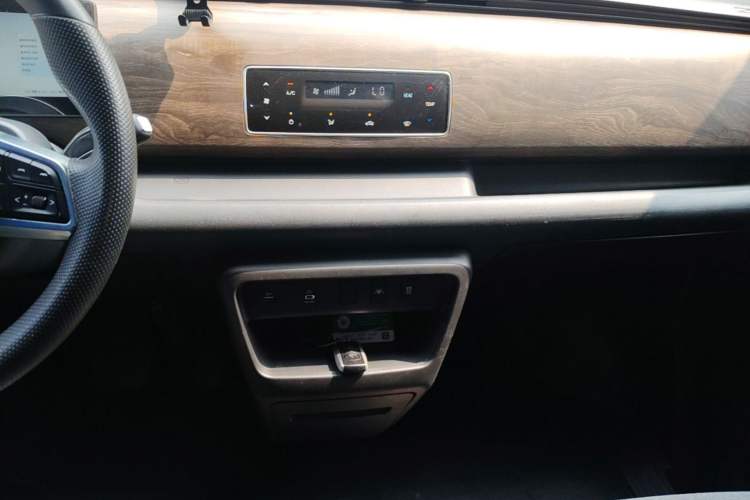 Used Ruichi EC75 2025 Model Passenger Vehicle Smart Driving Ultra-Charging Edition, Pioneer Type I, 52.16 kWh Audio And AC Panel
