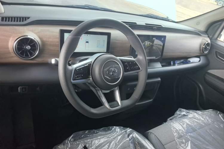 Used Ruichi EC75 2025 Model Freight Vehicle Smart Driving Ultra-Charging Edition Superior I 52.16 kWh Center Console