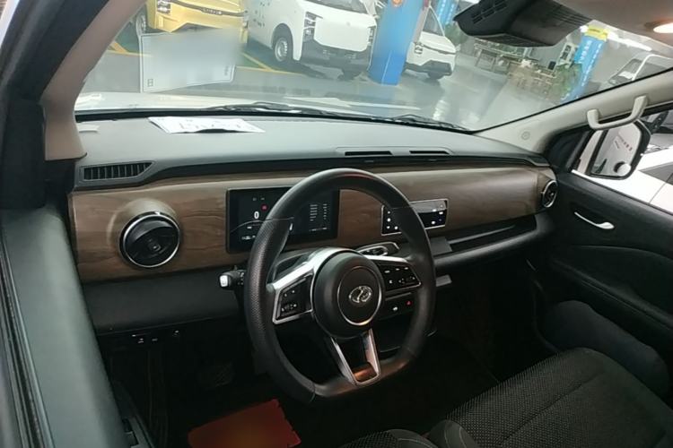 Used Ruichi EC75 2025 Intelligent Driving Ultra-Charging Version Pioneer II Type 50.1 kWh Center Console