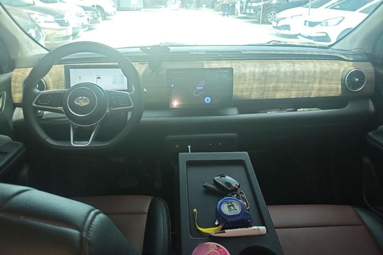 Used Ruichi EC75 2025 Model Passenger Vehicle Smart Driving Ultra-Charging Edition, Pioneer Type I, 52.16 kWh Center Console
