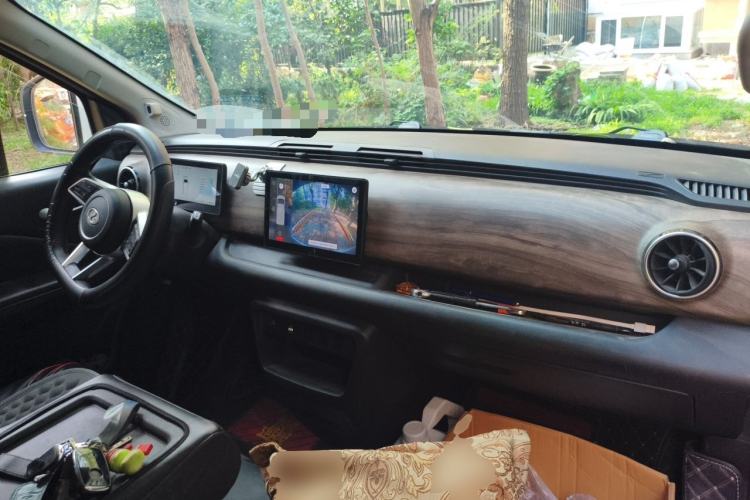 Used Ruichi EC75 2025 Smart Drive Ultra-Charging Version Beyond Edition II 50.1 kWh Center Console
