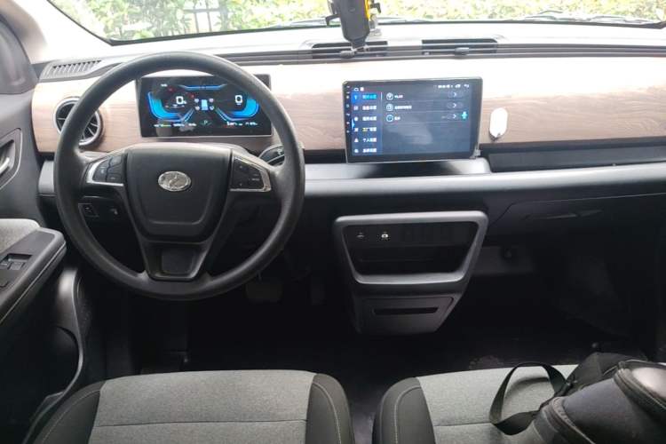 Used Ruichi EC75 2025 Model Passenger Vehicle Smart Driving Ultra-Charging Edition, Pioneer Type I, 52.16 kWh Center Console