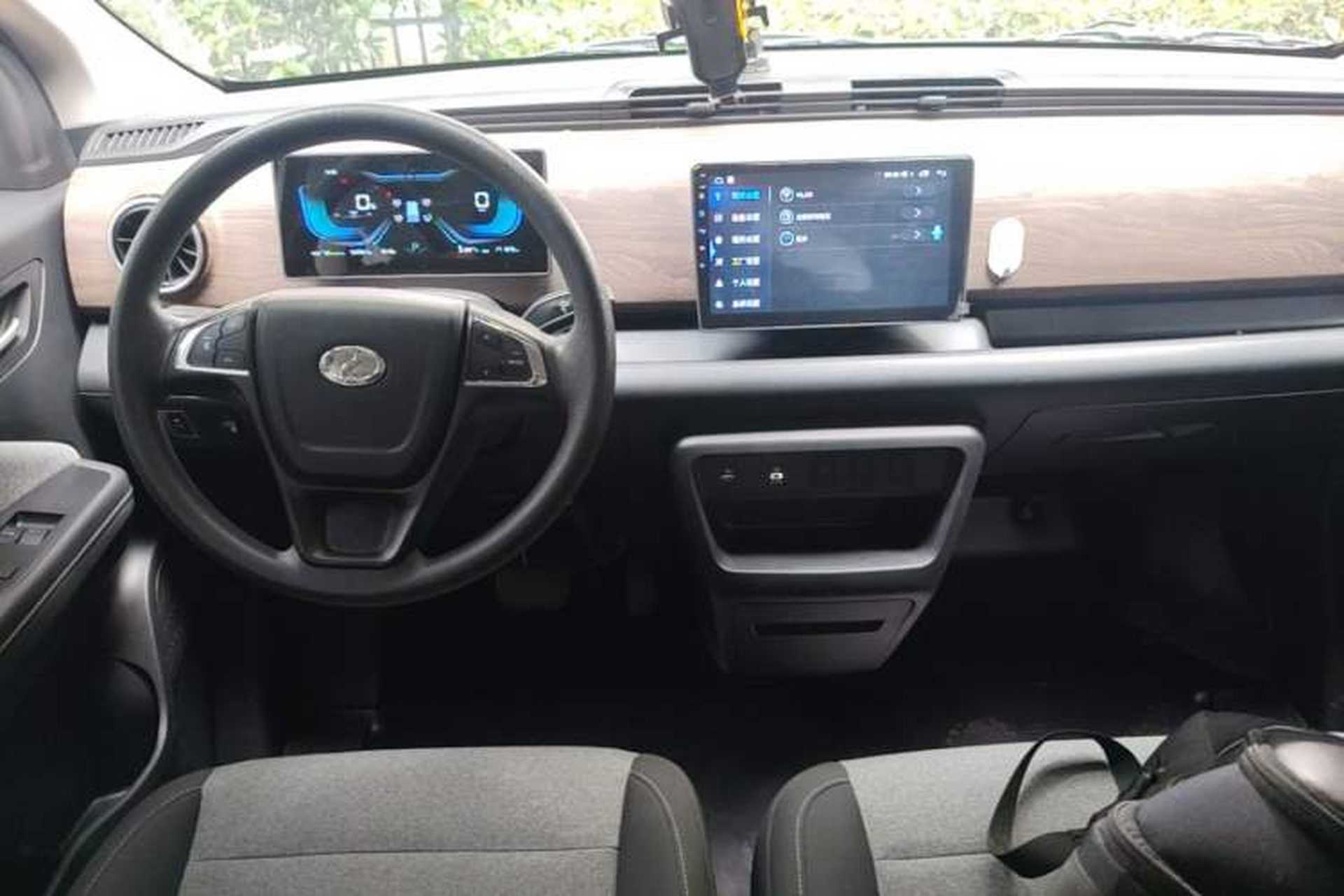 Used Ruichi EC75 2025 Model Passenger Vehicle Smart Driving Ultra-Charging Edition, Pioneer Type I, 52.16 kWh Center Console