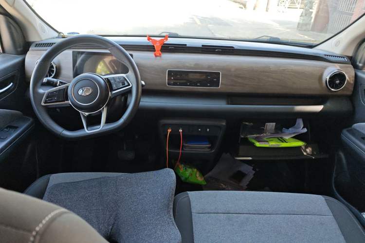 Used Ruichi EC75 2025 Model Passenger Vehicle Smart Driving Ultra-Charging Edition, Pioneer Type I, 52.16 kWh Center Console