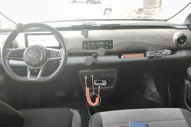Used Ruichi EC75 2025 Model Passenger Vehicle Smart Driving Ultra-Charging Edition, Pioneer Type I, 52.16 kWh Center Console