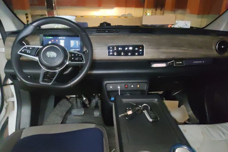 Used Ruichi EC75 2025 Model Passenger Vehicle Smart Driving Ultra-Charging Edition, Pioneer Type I, 52.16 kWh Center Console